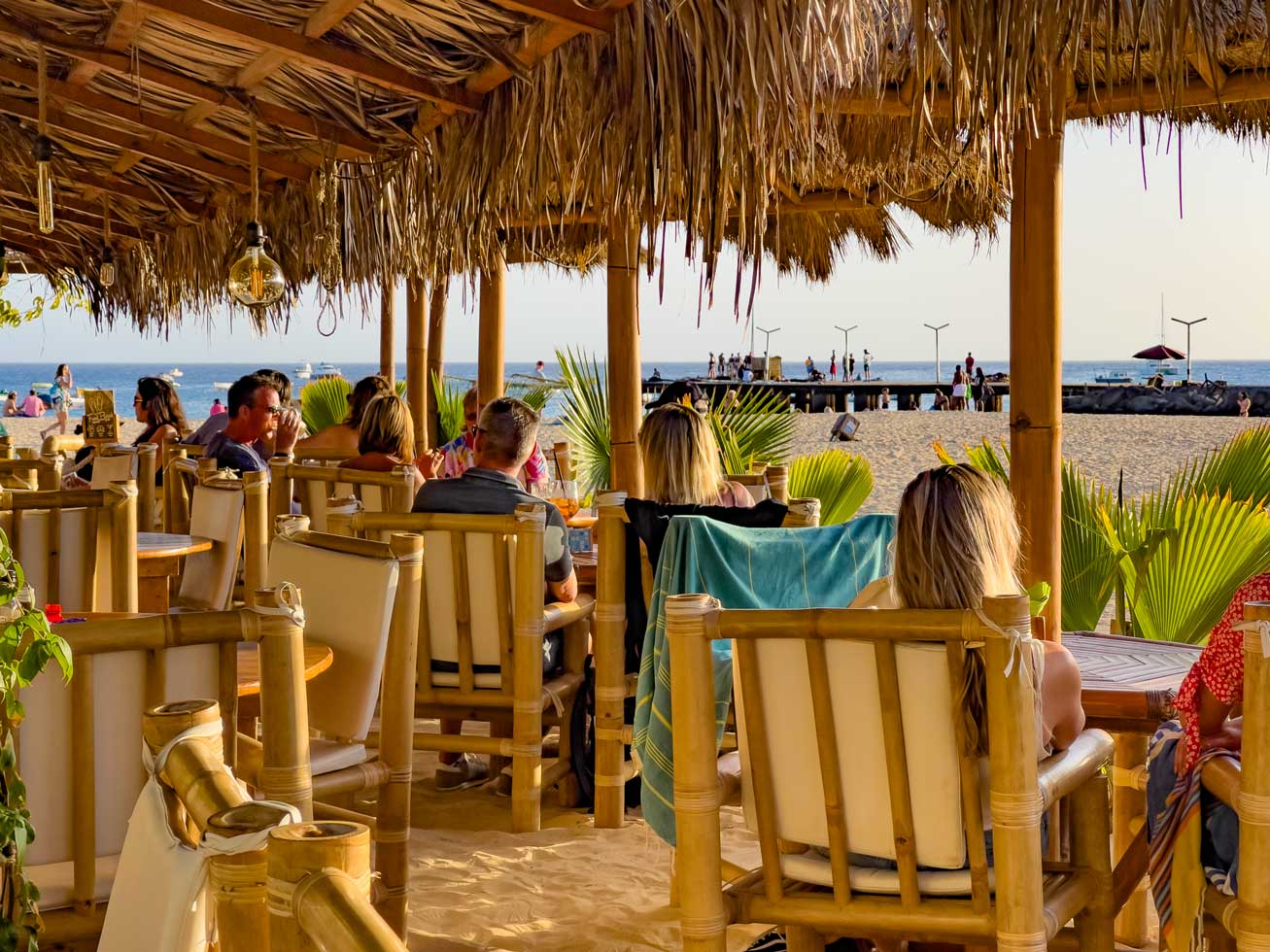 palm-beach-santa-maria-sal-cape-verde-restaurant-side-tables-F